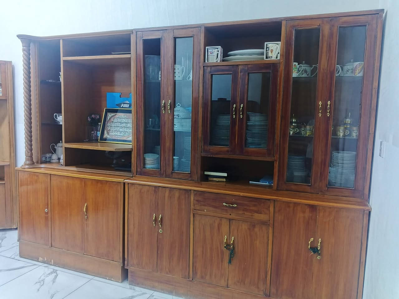 سلام عليكم معرض قسمين خشب صاج فول الفول المعرض الجبير سعره 300وبيه مجال كلش حلو للطيبين 
اما 
معرض صغير خشب صاج بس خشب زين زين مو هذا العادي 
سعره 75 عنواني محموديه حي الجزائر رقم الهاتف ***********
