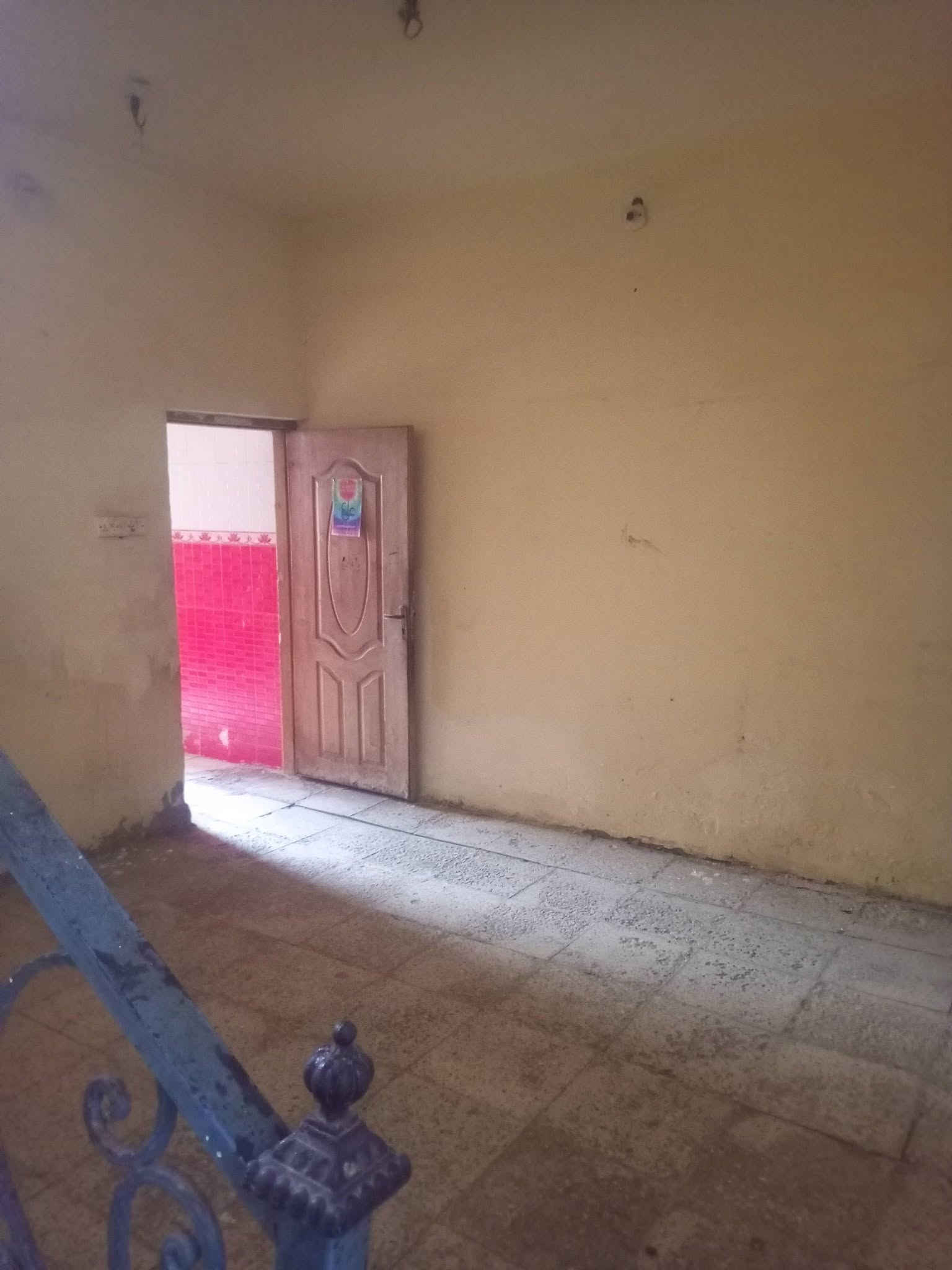🏠 بيت للايجار /100م

#الاسكان /الجتة

✨ بناء وسط
• غرفة 1
• صالة
• مطبخ
• حمام
• استقبال 
.طارمه
صحيات داخلية وخارجية 

#للاستفسار_اكثر***********
