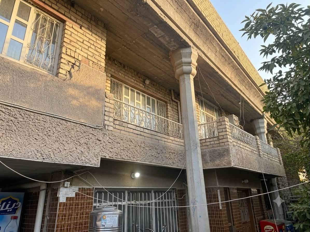 🏡 دار للبيع في المدائن - حي الجمعية
بمساحة ممتازة وتصميم يوفر استقلالية تامة (يصلح لسكن عائلتين)
📍 الموقع
 المنطقة: المدائن – حي الجمعية.
 الموقع الدقيق: قرب المحمكه المدائن .
📐 المساحة والأبعاد
 المساحة الكلية: 300 متر مربع.
 الواجهة: 15 متر.
 النزال: 20 متر.
🏗️ تفاصيل البناء
🔹 الطابق الأرضي:
 غرفة استقبال واسعة.
 هول + حولي.
 مطبخ.
 (2) غرف نوم.
 حديقة داخلية.
 صحيات متكاملة.
🔹 الطابق الأول:
 غرفة استقبال.
 مطبخ.
 غرفة نوم.
 صحيات.
📞 للمعاينة والاستفسار
للتواصل المباشر مع صاحب دار 
 رقم الهاتف واتساب :***********
