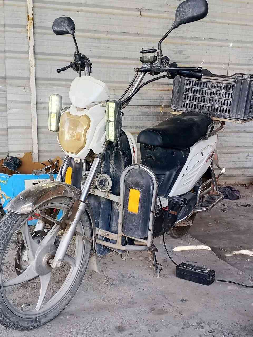 #متاح دراجة هارلي شحن 5 بطاريات شغاله  سعر بلاش (( 150 فقط)) سعر نهائي
لايت هورن شغال 
5 باتري نص عمر 
شغاله وتمشي 
كفرات نضيفه
ب 150 بسسس
شارع مقابيل الرياضي شارع الصديق قرب مدرسه الخطاب 
الهاتف ***********
