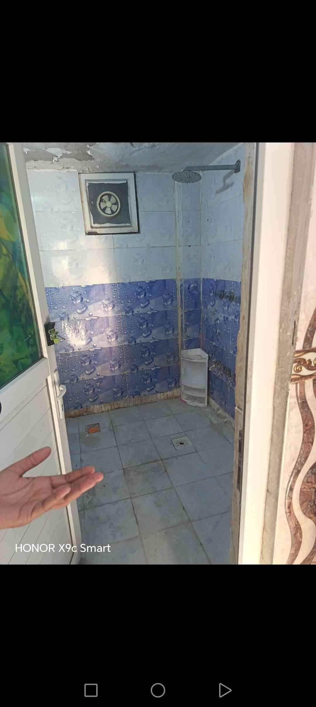 منزل للبيع /١٠٠متر /واجهة /٥/يحتوي على /٢/غرف نوم وصالة ومطبخ وخدمات /بيت نظيف  طابو زراعي /سند /٢٥/موقع ممتاز شهداء البياع /خلف مطعم المسرة الاستفسار على هذا الرقم /***********

نص مكتوب في الصور:
- HONOR X9c Smart