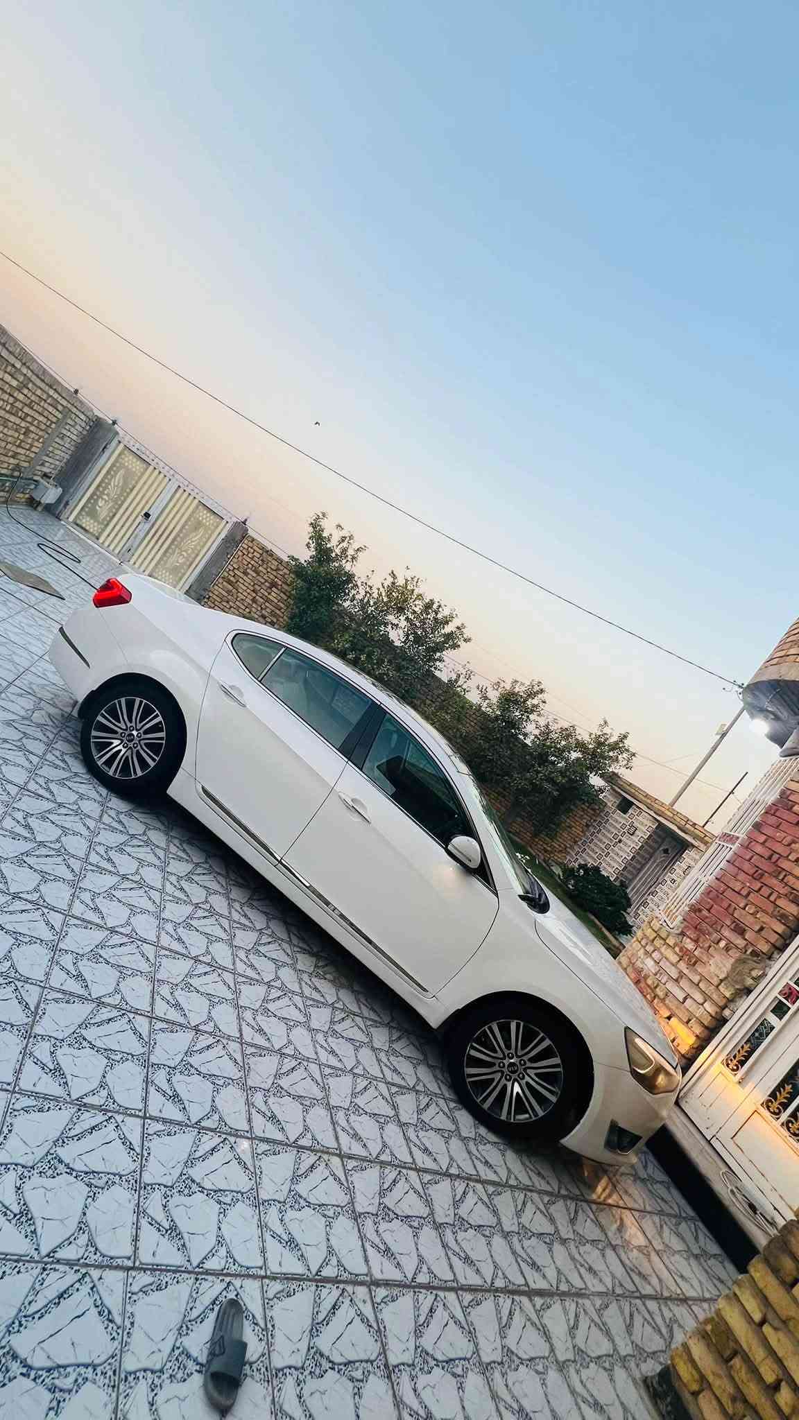 السلام عليكم كيا كادينزا ٢٠١٥ خليجي السياره جديده بمعنى الكلمه جاهزة من كلشي كير مكينه حداديه تخم تاير كله مكفول السياره سونارها مرفق جديد مسوي بيها قطعتين دبل كود وبيها داير الجاملغ الخلفي وبارد السياره جاهزة على اخر حبايه وفول ١/١ مايحتاج اذكر مواصفات الكادنزة الفول مكينة ٦ سلندر مامفتوحة بشرط السياره رقم اربيل الجديد تحويل مباشر او وكاله اني حاضر السياره بيها تبريد ثلج قطعتين ❄️ مكاني بابل سعر جدآ مناسب ١١٣ وبيها مجال قليل حك الجيه رقمي 
***********
***********
