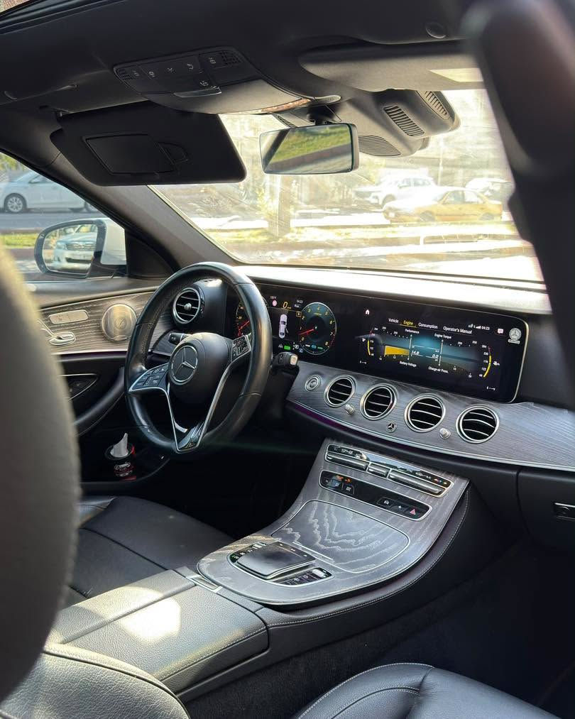 مرسيدس E450 4MATIC 
موديل 2021 وارد أمريكي

ماشي  61 الف كيلو متر
يعادل تقريباً 37,900 ميل

محرك 3000 تيربو، 6 سلندر خطي
بقوة 362 حصان
مع نظام EQ Boost مايلد هايبرد 48 فولت

كير أوتوماتيك 9 سرعات، دفع رباعي 4MATIC،
و5 وضعيات قيادة.
تسارع من صفر إلى 100 كم/ساعة  4.7 ثانية.

المواصفات فول 1/1
• رادار مثبت سرعة متكيف ومساعد المحافظة على المسار.
• نقطة عمياء ونظام الحماية الاستباقية PRE-SAFE.
• كاميرات 360 درجة وركن ذاتي.
• بروجكتر HUD لعرض المعلومات على الزجاج الأمامي.
• كراسي بمساج وتدفئة.
• بانوراما مزدوجة.
• منظومة صوت Burmester.
• إنارة داخلية محيطية 64 لون.
• جنطة كهربائية تفتح بحركة القدم.
• بردة كهربائية.
• أوتو ستارت ستوب.

الحادث : تخريب ، جاملغ عكس السايق وسطحي جداً 
 من دون اي صبغ  

رقم الهاتف :  ***********
العنوان : بغداد
