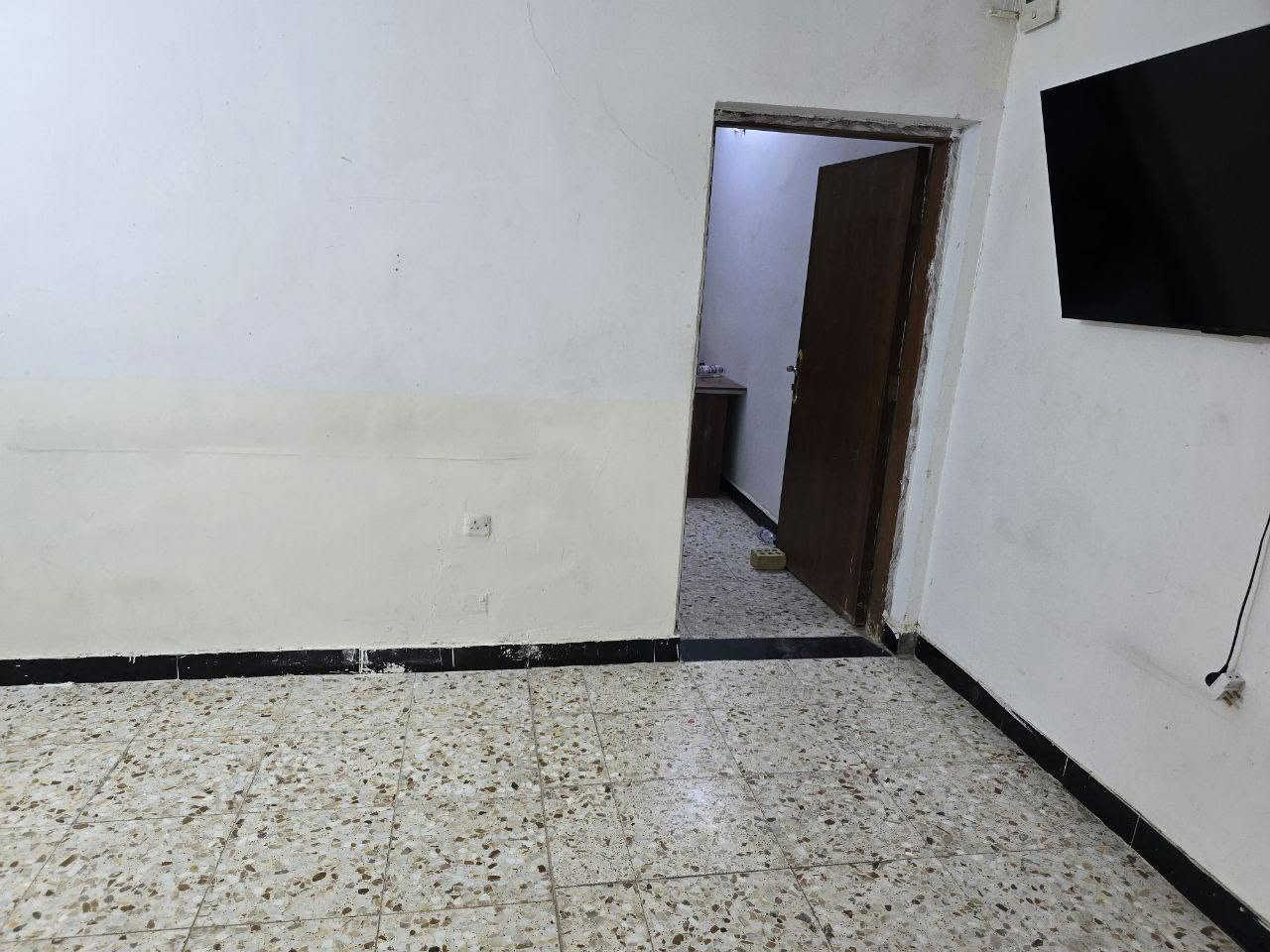 دار للايجار
طابق ثاني ..
بغداد الدورة حي اسيا مجاور كنيسة مار يعقوب. 

صالة/ غرفة نوم/هول داخلي/ حمام جديد/ سطح/ بالكونه.
المساحه ١٠٠ متر.

موقع مميز قرب المدارس وعلى الشارع الرئيسي.
نظيف جدا. 
((الدار للاستثمار)).
يتوفر =
١.خط سحب
٢.خط نت
٣.سخان جديد. 

معزول ماء/ و كهرباء/ وخزان ماء ..
للاتصال ***********

نص مكتوب في الصور:
- الدار للإيجار
- ***********