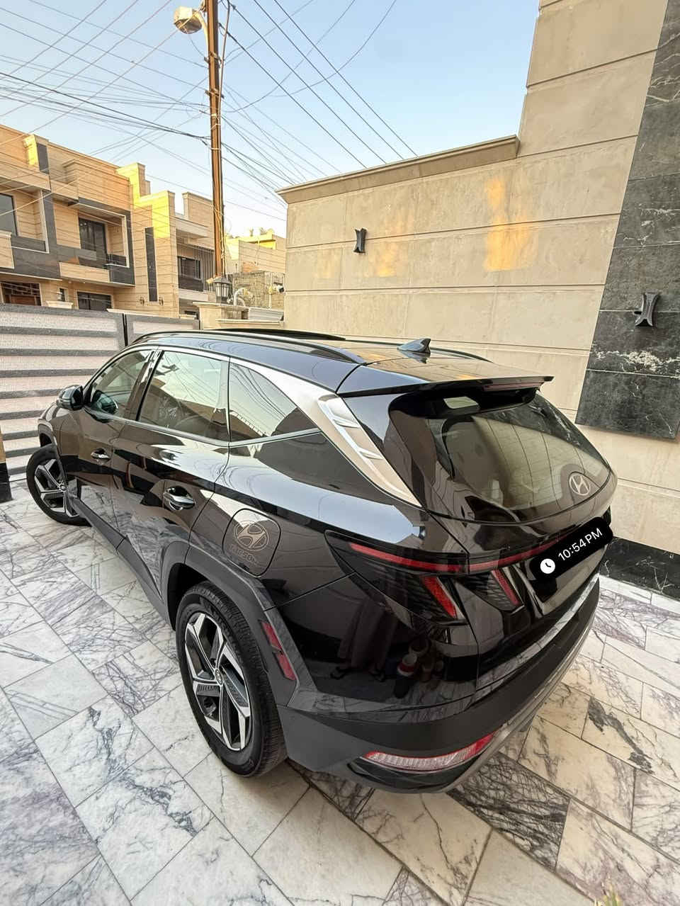 السلام وعليكم
للبيع توسان2022
وارد امريكي فول مواصفات 
لمتد هايبرد 
رقم بغداد  
تحويل مباشر 
فـول بانراما 

المواصفات:-
شاشه دجتل
بانراما
تشغيل بصمة + ابواب
تشغيل عن بعد
سايد بريك دگمة   
تقديم وترجيع بالبصمة
اوتو هولد
بك لايت LED
كراسي كهرباء
داخل جلد 
كشنات تدفئة تبريد 
تدفئة استيرن
رادار امامي خلفي
قيادة ذاتية 
تحديد مسار  
حساسات امامية + خلفية 
تحكم مقود كامل
بصمات عدد 2 
انارة ترحيب
نقطة نزول منحدرات. 
نظام مانع تزحلق
‏ABS
شاحن موبايل واير ليس  
اشاير بالمري والمري شفط
مخرج AUX + USB
‏BIuetooth
مخرج منفذ الطاقة عدد 2    
درايف مود
‏(Normail - eco- sport t) 
سبير منازل

السيارة جاهزة بدون اي نقص
بيهة صبغ قبغ جنطة والباقي 
مكفول من البارد والصبغ والتعديل
عنوان السيارة بغداد حي الخظراء
***********
عنوان السيارة
بغداد حي الخضراء
