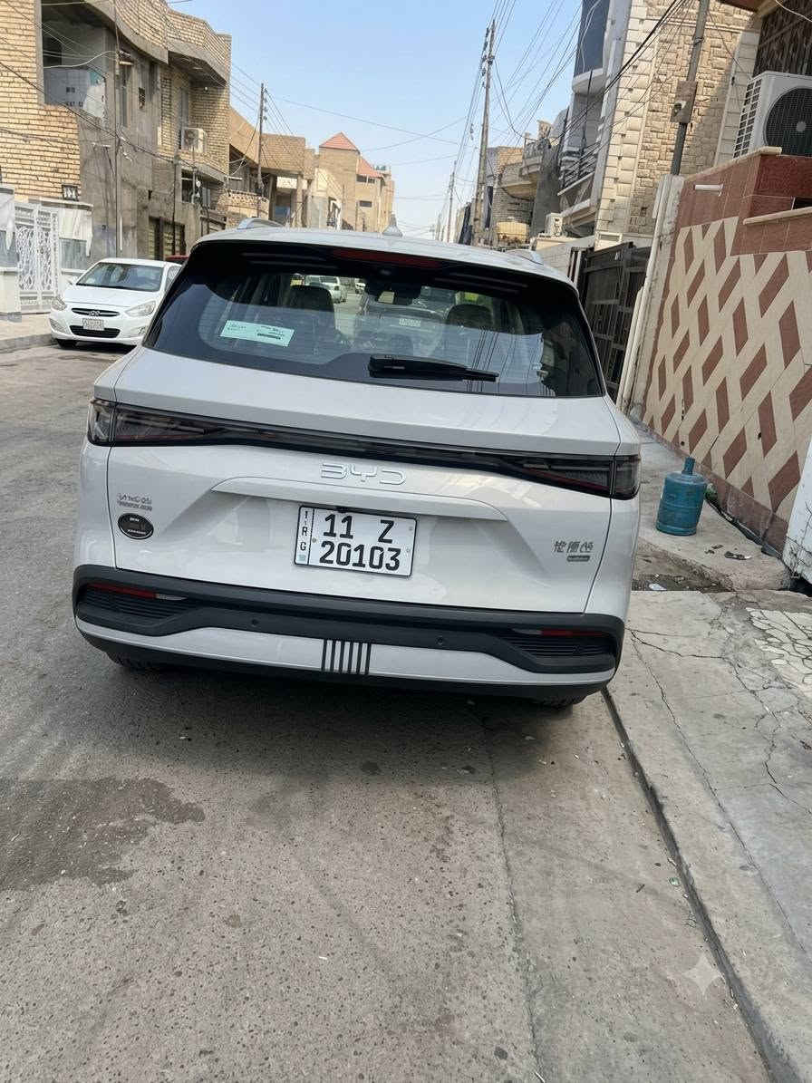 هي بي واي دي سونغ بلس (BYD Song Plus EV / Champion Edition) من فئة كروس أوفر (SUV) الكهربائية.
الموقع البلديات
***********
​1. النوع والموديل

​الشركة المصنعة: BYD (بي واي دي).

​الموديل: Song Plus (تُعرف أيضاً في بعض الأسواق باسم BYD Seal U).

​سنة الصنع/الجيل: الجيل المحدث (Facelift / Champion Edition)، موديل - 2025. 

​2. أبرز المواصفات الفنية

​منظومة الحركة: كهربائية بالكامل (EV).

​المحرك: محرك كهربائي أمامي يولد قوة تصل إلى حوالي 204 حصان (150 كيلوواط) وعزم دوران 310 نيوتن.متر. 

​البطارية: بطارية شفرات متطورة وأمنة جداً (BYD Blade Battery) بسعة تقارب 71.8 كيلوواط/ساعة أو 87 كيلوواط/ساعة (حسب الفئة والمواصفات). 

​المدى (المدى الكهربائي): يتراوح بين 520 كم إلى 605 كم بالشحنة الواحدة (وفق المعيار الصيني CLTC). 

​الشحن: تدعم الشحن السريع (DC) الذي يمكنه شحن البطارية من 30% إلى 80% خلال 30 دقيقة تقريباً، بالإضافة للشحن المنزلي (AC).

​3. المواصفات الخارجية والداخلية (حسب ما يظهر في الصورة والفئة)

​التصميم الخارجي: تصميم واجهة أوشن آيس (Ocean Aesthetics) الهادئ وبدون شبك تقليدي كبير، إضاءة LED بالكامل، وسقف بانورامي (كما يظهر أعلى السيارة).

​الحساسات والكاميرات: تحتوي على حساسات لركن السيارة (Front Parking Sensors) ورادار/كاميرات لدعم أنظمة القيادة الذكية (ADAS).

​التقنيات الداخلية (شائعة في هذا الموديل): 

​شاشة عرض مركزية تعمل باللمس قابلة للدوران (12.8 أو 15.6 بوصة).

​لوحة عدادات رقمية بالكامل.

​نظام تكييف أوتوماتيكي مع فتحات خلفية.

​أنظمة أمان متطورة (تحذير الخروج من المسار، كبح طوارئ أوتوماتيكي، وكاميرات 360 درجة).
هي بي واي دي سونغ بلس (BYD Song Plus EV / Champion Edition) من فئة كروس أوفر (SUV) الكهربائية.
