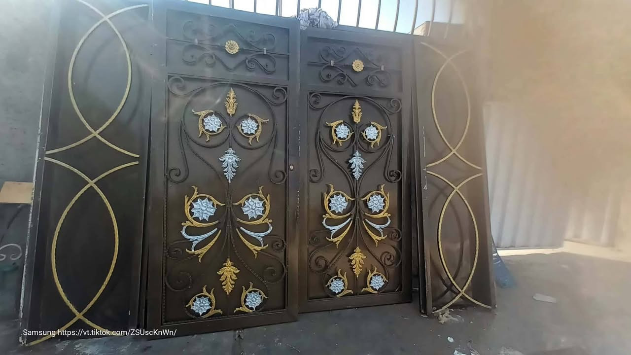 سلام عليكم باب الارتفاع 3 متر والعرض 370 الحديد2 ملم ونص باب نوع ثقيل وجديد ما مستعمل هواي مكان نجف لتواصل ***********
