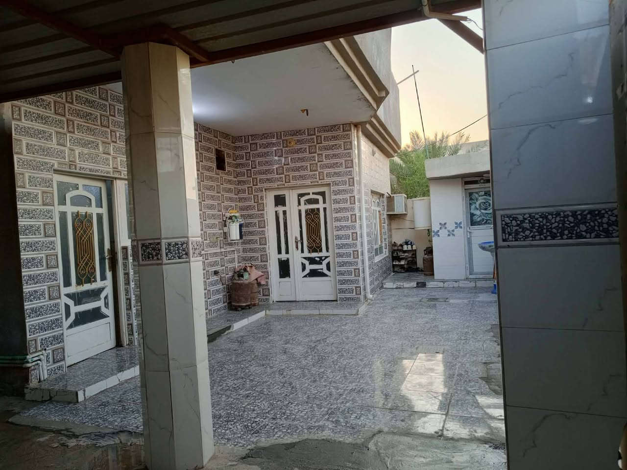 بيت للبيع
مساحة ٢٢٠ يحتوي على 
كراج  و مطبخ و هول واستقبال وغرفتين نوم ومجمع صحيات داخلية وصحيات خارجية  
المكان / عنانة الفرع المقابل لمجمع المصطفى 
السعر / 60 وقابل للتفاوض
للاستفسار / ***********
