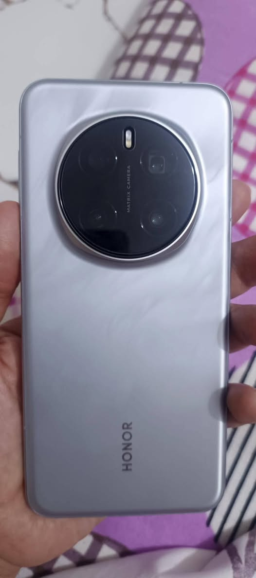 للبيع هونر ماجيك 7 برو (HONOR Magic 7 Pro)اللون: [رمادي ضوء القمر أجمل لون ]الذاكرة: 512 جيجابايتالرام: 12+12 جيجابايتالحالة: نظيف جداً بحالة الجديد (بدون أي شخط أو ضربة، مكفول من الفحص)الملحقات: كاملة (الكرتون/الباكيت + الشاحن الأصلي)، شحن سريع 100 واط، وبطارية خارقةالسعر: [ا٨٥٠ ] ألف دينار (قابل للتفاوض البسيط / )المكان: [: العمارة / مغربه ]الرقم أو التواصل: [*********** أو مراسلة الخاص]ملاحظة: الشراي يراسلني، وما عجبك السعر اعبر المنشور فضلآ عمارة, ميسان
