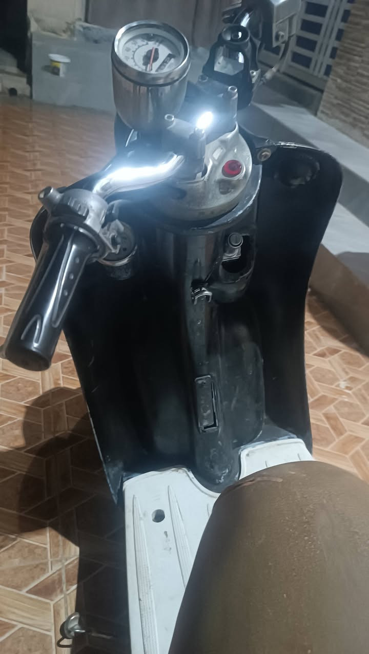 السلام عليكم
دراجه نظيفه مامفتوحه صالنصه جديده بس هندر ماكو سلف عوزها بس باتري وكفرات كلشي جديد نظيفه  
سعرها 200 وبيها مجال حك الجيه 
***********
