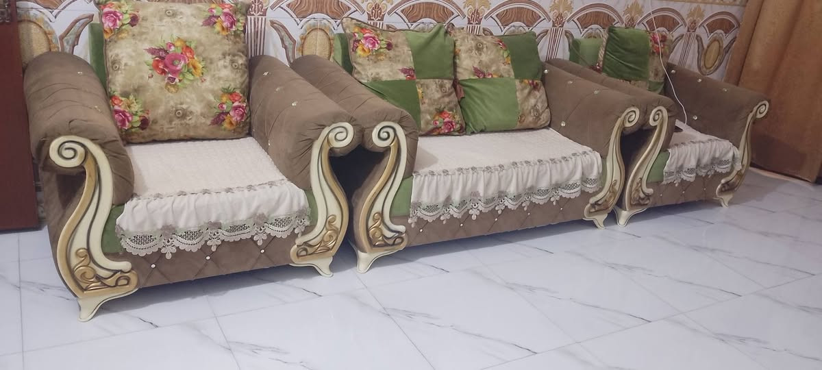 تخم 10مقاعد نظيف بسعر 200وبي مجال شريه يتصل ***********
