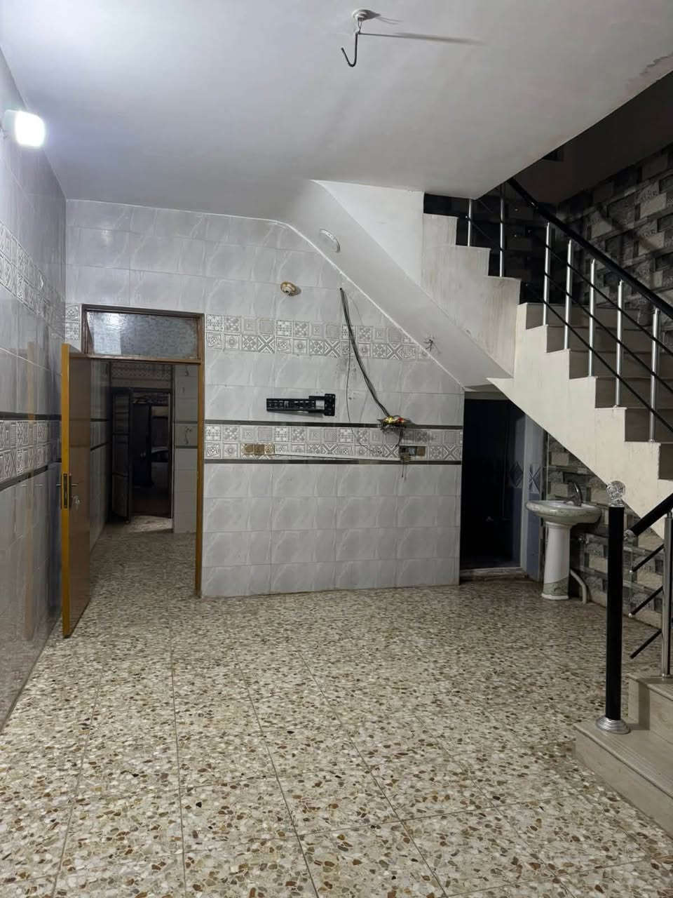 بيت للإيجار حي الوفاء قرب مدرسه جواد مغنيه ١٠٠ متر غرفه نوم وصاله فوك وغرفه وصاله ومطبخ واستقبال جوه كاشي سيراميك بناء كلش نضيف سعر الايجار ٤٥٠ شامل اجور الماء والكهرباء اتصال ***********
