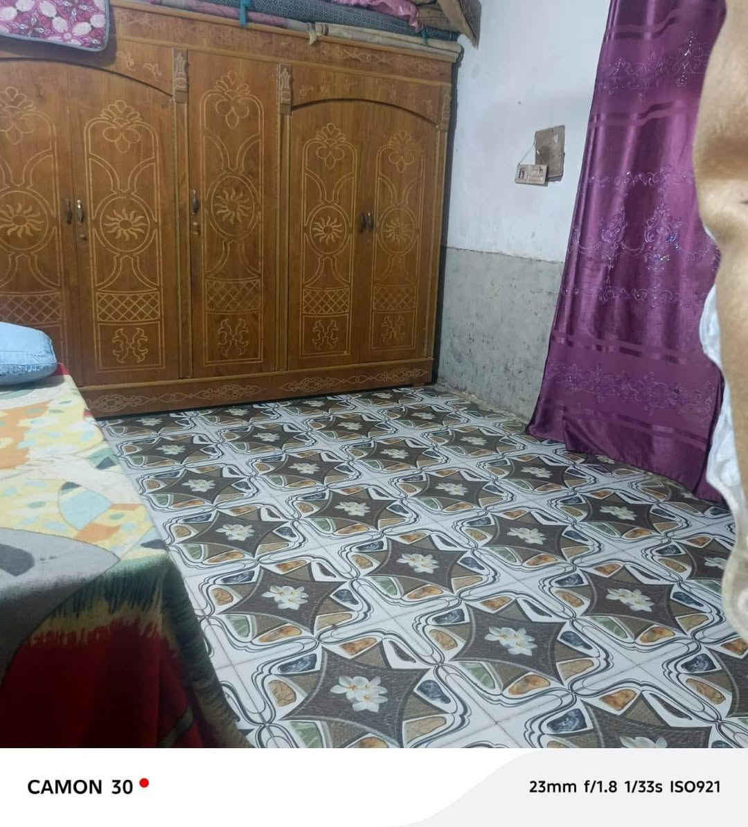 السلام عليكم بيت للبيع مساحه 600 متر غرفتين وصاله ومطبخ وديوانيه وصحيات جاهز ماي كهرباء وطني وسحب المكان الرفاعي ورا البدعه قريب على طابو الشهداء الجديد اني مكلف بالنشر اتصل ع رقم ***********
