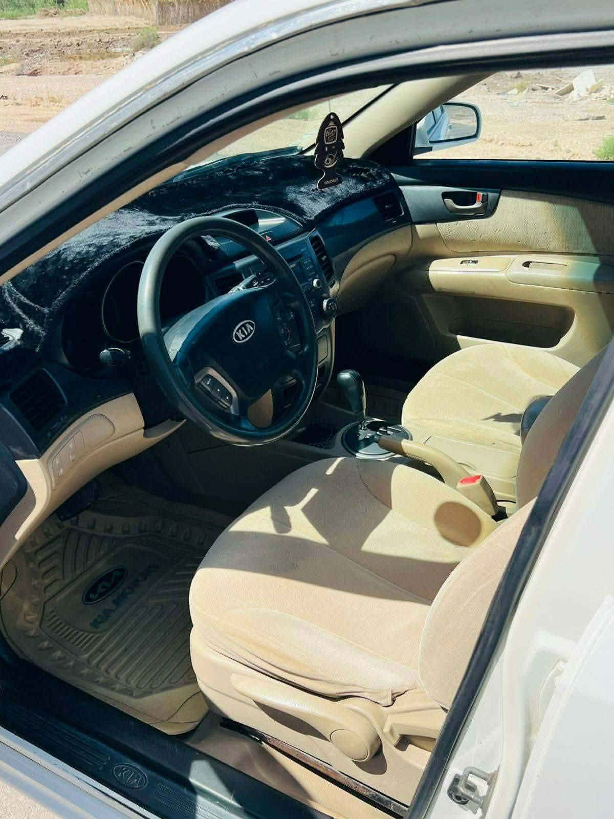 السلام عليكم
كيا اوبتيما 2009 خليجي بسمي 
سياره جهازه كير ومحرك وحداديه تخم تاير 
وكهربائيات وتبريد سياره ماناقصه شي
دواخل عسلي رقمه بصره مكان السياره ناصريه مركز
 ** مكلف بل نشر رقم صاحب سياره للستفسار 
رقم الهاتف :***********

