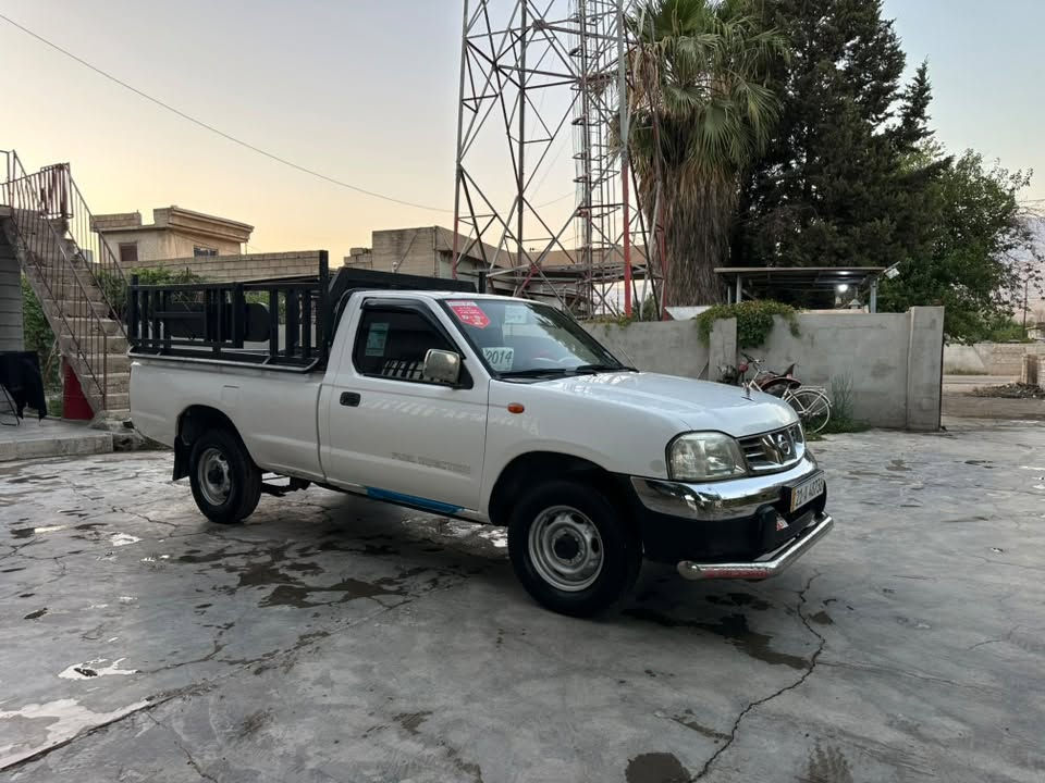 Nissan 2010
بۆ مەسرەف مەگەرێ سەوتو دوکەلو بوخاری نیە 
مەکینەی نەکراوەتەوە بەشەرتی هەزار فیتەر 
تنو تۆڵە سەیارەکە حازرە بۆ بار
هەمو گیانی بەشەرت ڕەفیقی نەماوە 
سەنەوی تازەیە نیو دەرگای بۆیاخە لەگەل تۆزێکی بۆدیەکەی
بێ ناوگرتن سعری١٢٦ مەجالێکی زۆر کەم 
موشتەری نیت سەرمان مەئێشێنە
***********
