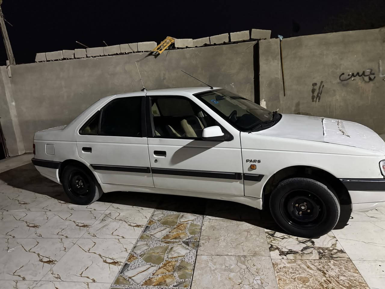 سلام عليكم بيجو 405 سياره جاهزه كير ومكينه وحداده وتبريد وتخم تاير جديد سياره جاهزه سنويه 29 مكان بصره زبير ***********              سعره 35
