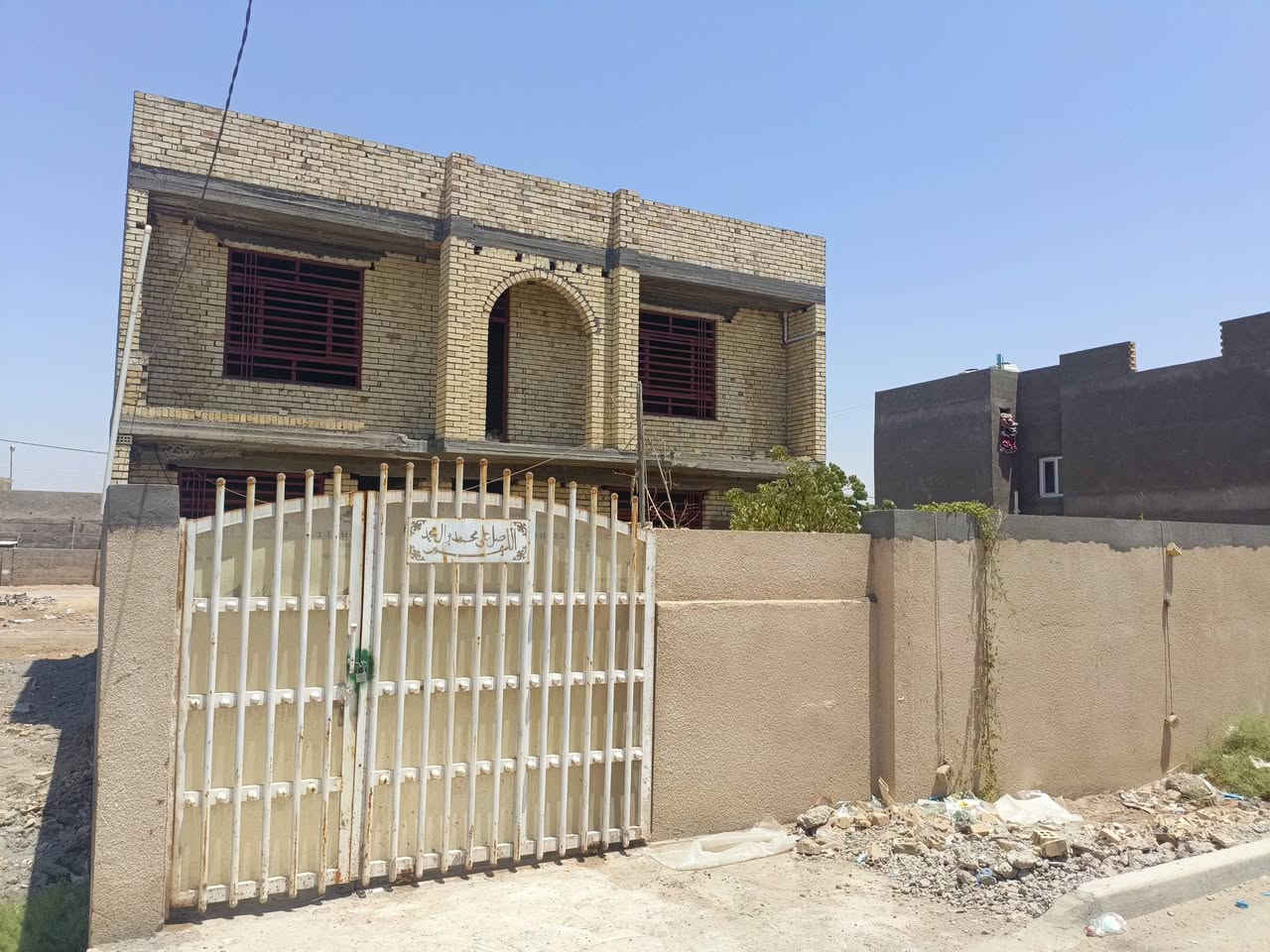 السلام عليكم دار للبيع طابقين خلف الملعب الخماسي قرب مرطبات بارست يبعد عن الشارع العام 100 متر يحتوي على 4 غرف نوم صاله عدد 2 حديقه المساحة 240 طابو زراعي سند 25 للاستفسار *********** خدمات كاملة تبليط ماء كهرباء
