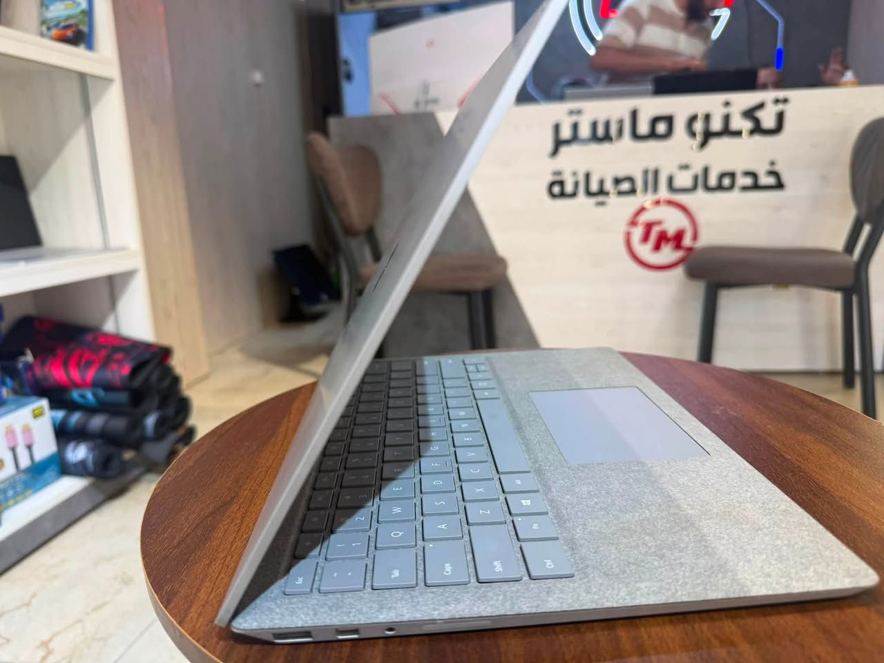 تمتع بشكل مكتبي وانيق 😮
من شركة  مايكروسوفت وهو جهاز المايكروسوفت سيرفس لابتوب ١   مشحون فقط ٨٩ مرة🔥

👨‍💻معالج كور اي سفن جيل سابع   i7-7660U

👨‍💻 رام (16 )كيكا بايت من نوع DDR3 بتردد 1866  MHz

👨‍💻 هارد ( 512) كيكا بايت من نوع

SSD M.2 Nvme Samsung من اغلى انواع الهاردات

👨‍💻 شاشة حجم (13.5) انج بدقة (2256x1504) (2K)

👨‍💻 كرت شاشة داخلي اريس 8 كيكا 

Intel Iris Plus Graphics 640

🔋 نسبة البطارية ٩٩٪؜ مشحونة ٨٩ مرة فقط  بنظافة عالية

👨‍💻 كيبورد متصل وضوئي مع امكانية اللمس بعشر اصابع والقلم ايضا 

👨‍💻 ياتي مع الشاحنة والكيبورد وصندوق عادي لنقله بامان.

📲 للتواصل ومعرفة الاسعار الاتصال على الارقام 

📞***********

📞 ***********

او التواصل على الماسنجر او الواتساب بلارقام اعلاه
