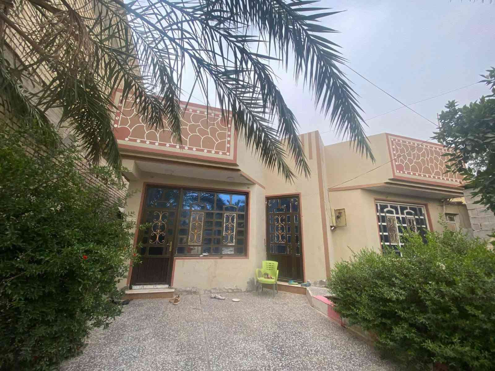 السلام عليكم  
بيت للبيع المساحه 300 واجهيه البيت 14 ونزال٢٣ونص يحتوي على غرف عدد2 كبار  وصاله ومطبخ حار ومطبخ بارد وترك داير البيت وحمام عدد٣ وكراج وحديقه ومحل ومخزن 
 قريب ع شارع 5 كيلو  كافه الخدمات موجوده للاستفسار اتصال (***********) 
واتساب (***********)
