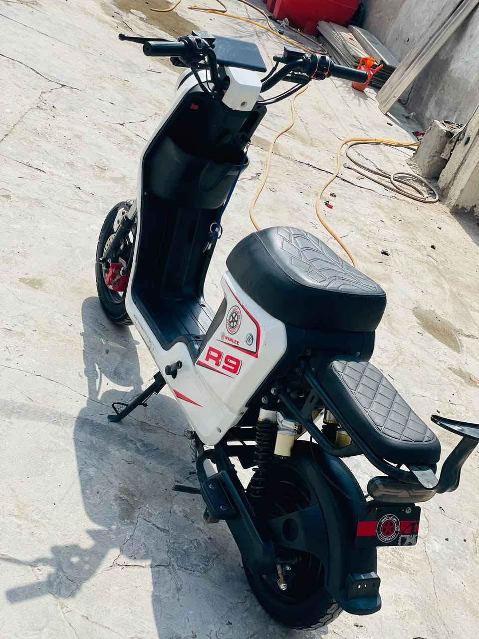 دراجه للبيع السعر 300
وبيها مجال بطاريات 32 امبير 
العنوان بصرة الزبير 
***********
