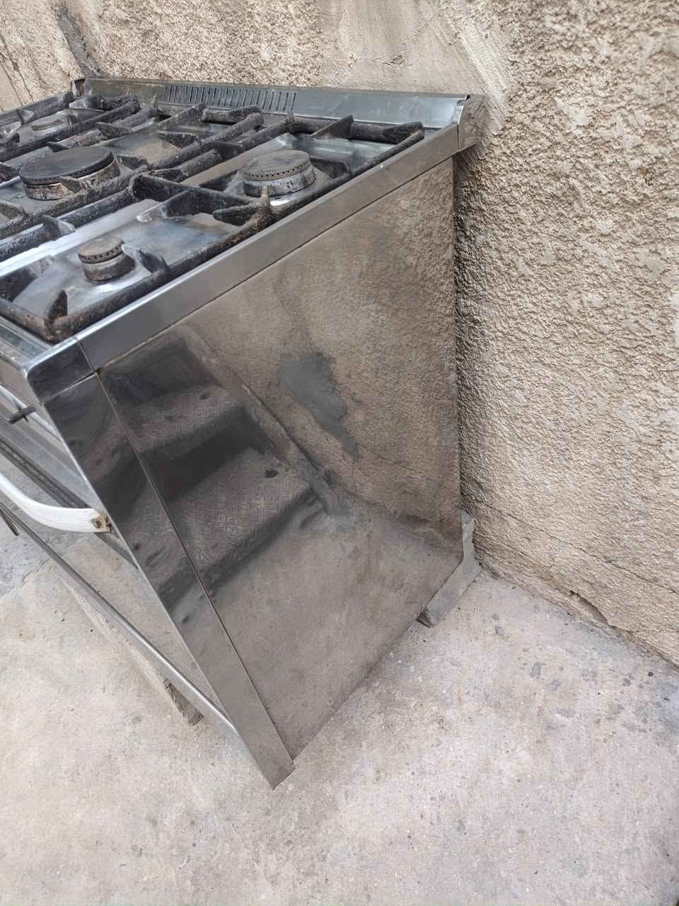 سلام عليكم طباخ إيطالي للبيع خمس مشاعل العيون كلها شغاله وعلى الفحص نار زركه نقص بس اليدات مالته السعر 50 الف الشراي يتصل الهاتف *********** المكان بغداد الجديدة
