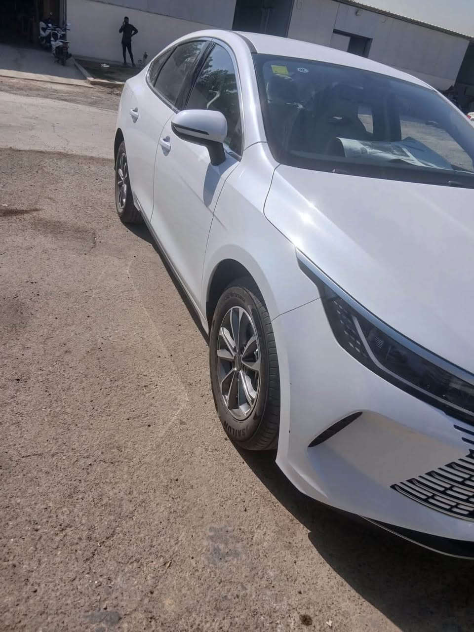 السلام عليكم ورحمة الله وبركاته 
للبيع BYD دستروير 2025 
17000KM الكلي 
بيها رصعة بالقمارة 
و شخط بالباب موضح بالصور 
السعر 19 مليون 
*********** واتساب
