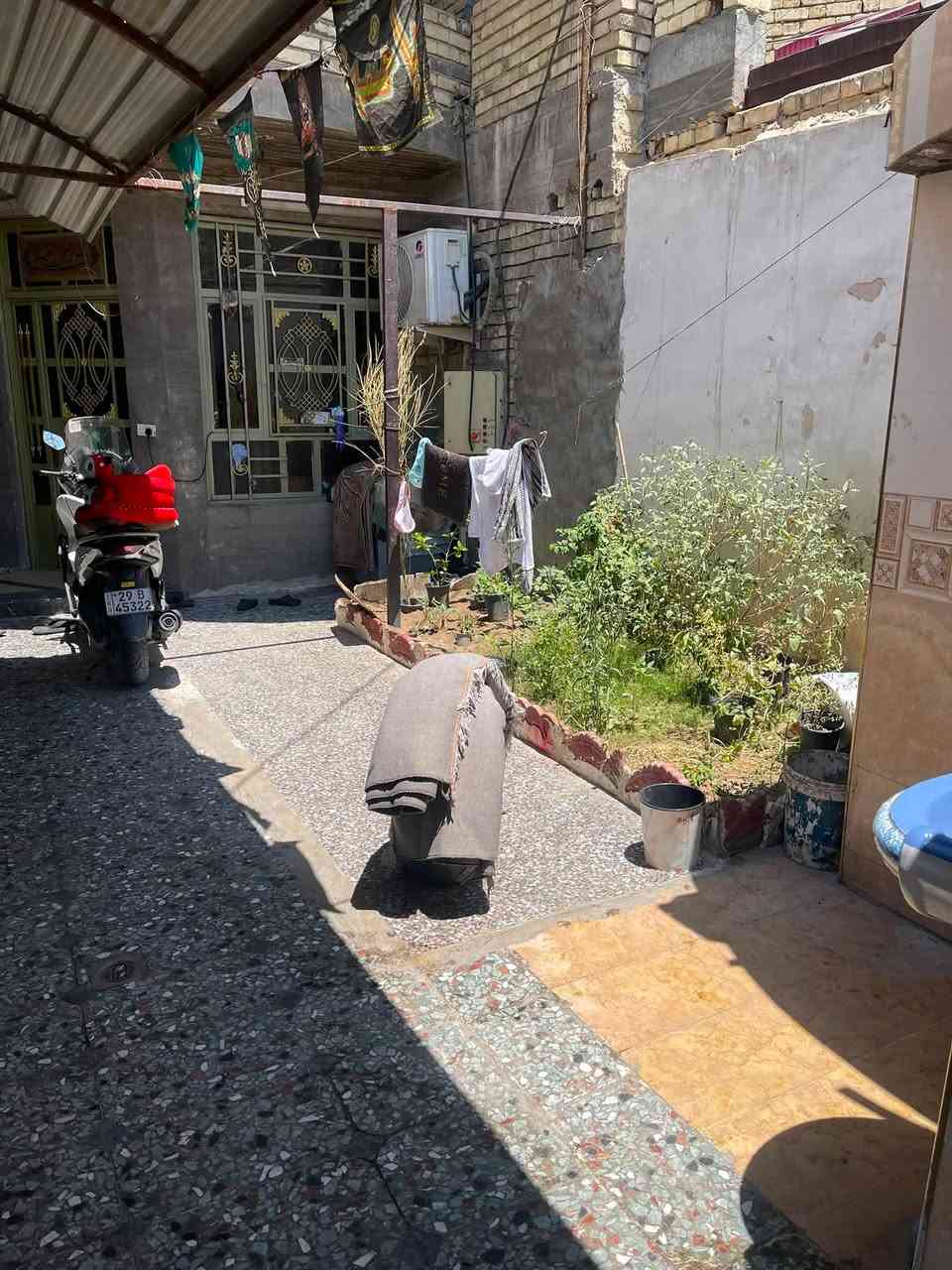 سلام عليكم
بيت مساحه 150 

واجه6 في25

بنيان حديث درجه اولى 

يحتوي على ثلاف غرف نوم. وحده جوه وثنين فوك

مع صالات ثنين وحده فوك ووحده جوه

مع حمامين فوك وجوه 

مع مطبخين واحد حار وواحد بارد

كراج وحديقه كبار
لببت نضيف كامل مكمل ماناقصه شي

العنوان الاورفلي  مثلث السمجه 
فرع العريض من جهت غازي المضمد 

الاستفسار لاتصال   ***********
