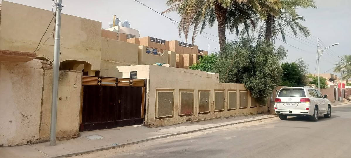 السلام عليكم
:-يوجد دار #للبيع 
#العنوان/الفلوجه حي المعلمين قرب مسجد الاقصى
:-بناء طابوك
:-بناء قديم وقابل لسكن
:-ملاحظه/يباع قطعة ارض 
#المساحه/360 متر
:-طابقين
:-شارع/10 تبليط
#موقع/كلش حلو وراقي وخدمات كامله من ماء و مجاري وكهرباء و ارصف  و تبليط مدارس اعداديه ومتوسطه  و اسواق و مركز صحي وثالث بيت عن المدارس موقع كلش مميز 
#السعر_المتر/1.250/ مليون وربع مجال بسيط 
:-ملاحظة/ السعر محدد من قبل صاحب العقار
الاستفسار
أدآرة: 
           🏫مكـ✯͜͡ألعزه𝄠ـتب🏫 
                 ﴿وآتـسـآب﴾
                ***********
______________________________________
1️⃣●اسعار 💵العقارات المعلنة في مكتبنا تُحدد من قبل البائع 💸صاحب العقار وليس المكتب والسعر قابل للتفاوض بين البائع والمشتري📜
2️⃣●⌛نتميز بعدم رفع سعر العقار من قبلنا ونجمع البائع🤝 والمشتري وجهاً لوجه لغرض الاتفاق📝  على السعر النهائي 
3️⃣●🎈حي التأميم شارع المنجزات مجاور محطة خليج العرب لغسيل السيارات وقرب تقاطع جامع التقوى, Fallujah, Iraq اذا عندك عقار تريد تعرضه للبيع او تريد تشتري عقار 
4️⃣📬فقط ارسال المعلومات  على الواتساب او الاتصال على هواتف 
مكـ✯͜͡ألعزه𝄠ـتب
***********(واتساب)
☎️نستقبل هواتفكم على الارقام التاليه 
أدآرة﴾

        ﴿مكـ✯͜͡ألعزه𝄠ـتب﴾

       ﴿أيمن⚕️ألعيساوي﴾
           واتساب⬇️
             اتصال⬇️
      ***********☎️:-أيمن
      ***********
             اتصال⬇️
      ***********☎️:-أبو أيمن
