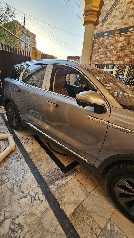 مكلف بالنشر
اتصال ***********
السلام عليكم سيارة حرة زيرو للبيع بايك x7 فول مواصفات موديل 2025 

🔹 المحرك:
• 4 سلندر 1.5L تيربو
• القوة: حتى 185 حصان
• العزم: حتى 305 نيوتن.م
• ناقل حركة أوتوماتيك
• دفع أمامي

🔹 التجهيزات والراحة:
• شاشة وسطية كبيرة + شاشة عدادات رقمية
• مقاعد جلد فاخرة
• تشغيل بصمة
• تبريد أوتوماتيك لمس
كشنات تدفئة تبريد
• فتحة سقف بانورامية 
• إضاءة LED كاملة

🔹 الأمان:
• ABS + ESP
• مانع انزلاق
• مساعد صعود المرتفعات
• Auto Hold + فرامل يد إلكترونية
• وسائد هوائية
• حساسات و 9 كاميرات  محيطية عمارة, ميسان

