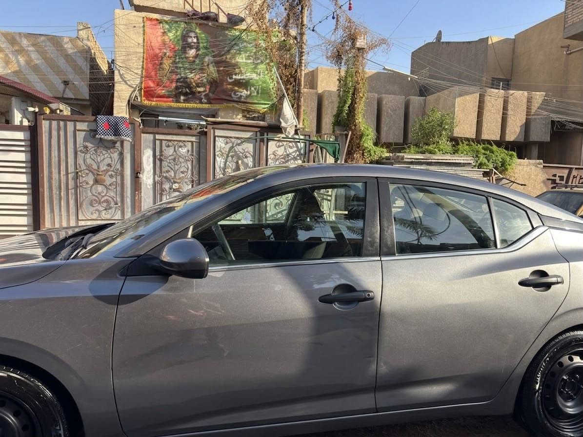 السلام عليكم 
سيارة نيسان سنترا واردامريكي 
موديل ٢٤ بجم كبس
حادثه باب خلف السايق وجزءمن هلال جاملغ الخلفي صفحةالحادث فقط
تبريد ثلج
صدره جيد
سيارةناعمة اعتمادية
سيارةرقمه بغدادانكليزي جديد
محرك2،0 ومواصفات اخرى معروفةللموديل
السعر137$وبيه مجال للشراي
للأتصال ***********بغداد
