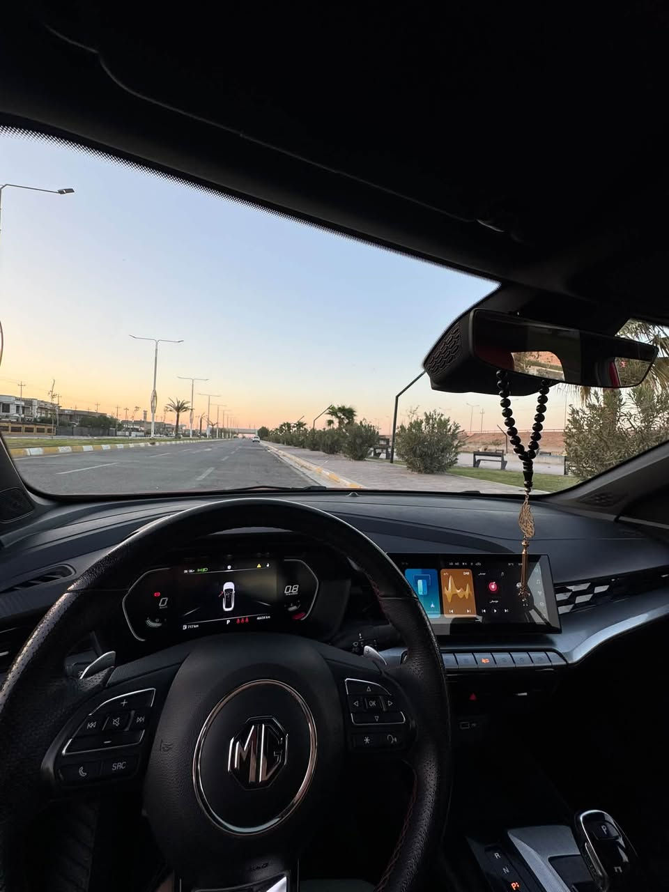 السلام عليكم .. للبيع MG GT 2024 السيارة بأسمي رقمها بغداد انكليزي ماشيه 45 الف 

مواصفاتها العامه :

* المحرك والأداء:
    * محرك تيربو (الفئات العليا): 1.5 لتر 4 سلندر، بقوة 173 حصان، وعزم دوران 250 نيوتن متر، ناقل حركة DCT 7 سرعات.
    * محرك تنفس طبيعي (ستاندر): 1.5 لتر 4 سلندر، بقوة 118 حصان، وعزم دوران 150 نيوتن متر، ناقل حركة CVT.
    * التسارع (تيربو): من 0 إلى 100 كم/ساعة في حوالي 8.5 ثانية.
    * السرعة القصوى: تصل إلى 215 كم/ساعة (فئة التيربو).
    * نظام الدفع: أمامي (FWD).
* التصميم الخارجي:
    * مصابيح أمامية LED نهارية.
    * شبك أمامي رياضي كبير.
    * خطوط تصميم انسيابية "فاست باك".
    * جنوط رياضية مقاس 16 أو 17 بوصة.
* المقصورة الداخلية والتقنيات:
    * شاشة معلومات وترفيه تعمل باللمس مقاس 10.1 بوصة.
    * دعم أبل كاربلاي وأندرويد أوتو.
    * لوحة عدادات رقمية (افتراضية) مقاس 12.3 بوصة في الفئات الأعلى.
    * مقاعد رياضية بلمسات من الجلد (حسب الفئة).
    *  كامرات عدد(4) مع كامرة رادار مع فتحت السقف.
* الأمان والسلامة:
    * وسائد هوائية أمامية وجانبية.
    * نظام مراقبة ضغط الإطارات.
    * حساسات خلفية وكاميرا ركن (متوفرة).
    * نظام مكابح الطوارئ (ABS/EBD).
* استهلاك الوقود:
    * تتميز بكفاءة عالية، حيث يبلغ استهلاك الوقود 
    *   حوالي 17.2-18.3 كم/لتر. 

السيارة مكفولة كفالة تامه (عدا) طخه خفيفه بالجاملغ الامامي للاستفسار اكثر ***********
