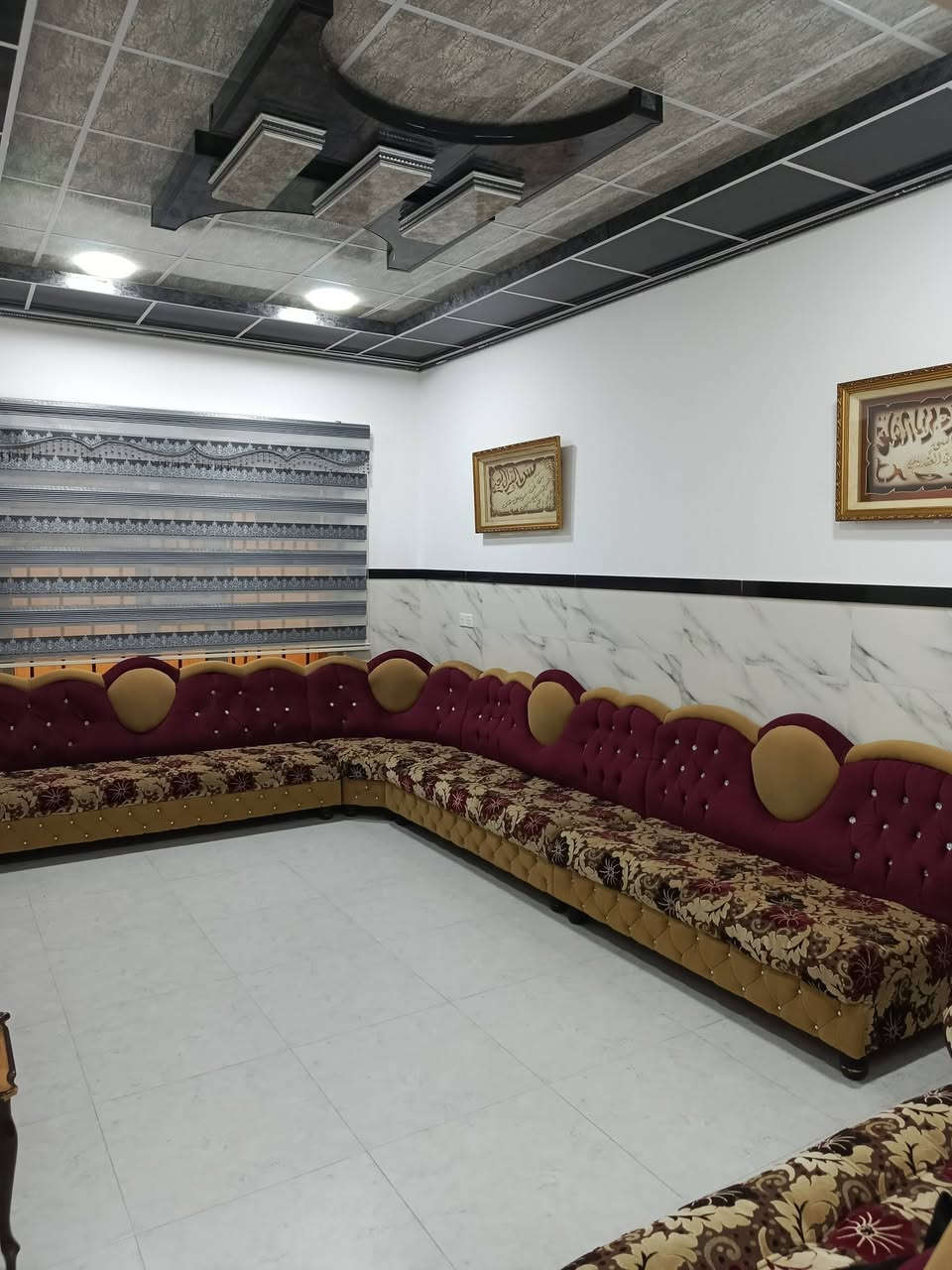 🏠 بيت للبيع - قرار تمليك بسمي (طابو ملك صرف) 🏠
"بناء حديث 2024" بمواصفات ممتازة وتصميم طابقين متكامل.
​📍 الموقع ​حي السماح - الأركان - سايدين الأركان.
​الفرع المقابل لـ صيدلية عزة الأنفال.
​المساحة: 150 متر واجهة 7ونص عمق 20 ​سنة البناء: 2024
​نوع العقار: سند طابو ملك صرف.
​✨ تفاصيل الطابق الأرضي:
​استقبال+ هول داخلي.
​غرفتين نوم. ​مطبخ متكامل مجهز بـ كاونتر كرانيت "تفصال"
​صحيات وحمام + مناور عدد (2).
​✨ تفاصيل الطابق الثاني: ​غرفتين نوم + هول. ​صحيات وحمام مفصولة.
​سطح (ناصي وعالي) مع تانكيات مياه حجم كبير. عدد 4
​🎁 علما الأغراض المذكورة من ضمن المنزل ​منظومة مياه متكاملة. والكاونتر ​سيستم كاميرات مراقبة حديث. ​بردات "سلايت" لكل المنزل.
​📞 للتواصل والاستفسار: *********** كورك *********** اسيا
