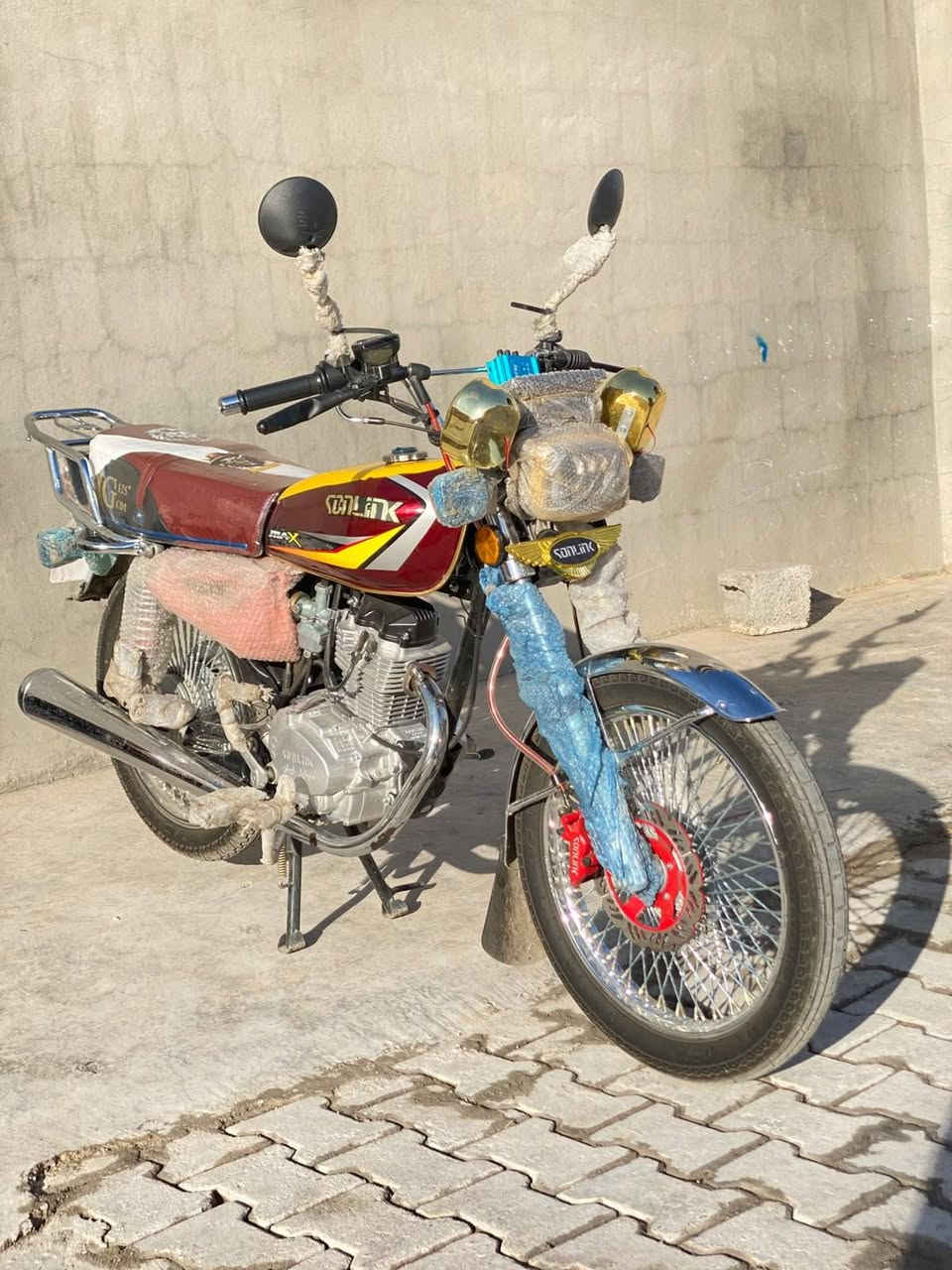 دراجة سونلك 25 نضفه فول صارله15يوم بالشارع كهربائيات كله شغاله محرك نضيف ما مفتوح السعر900 بي مجال قليل الرقم ***********رجاً مو شراي لا تتعبني وتراسل

