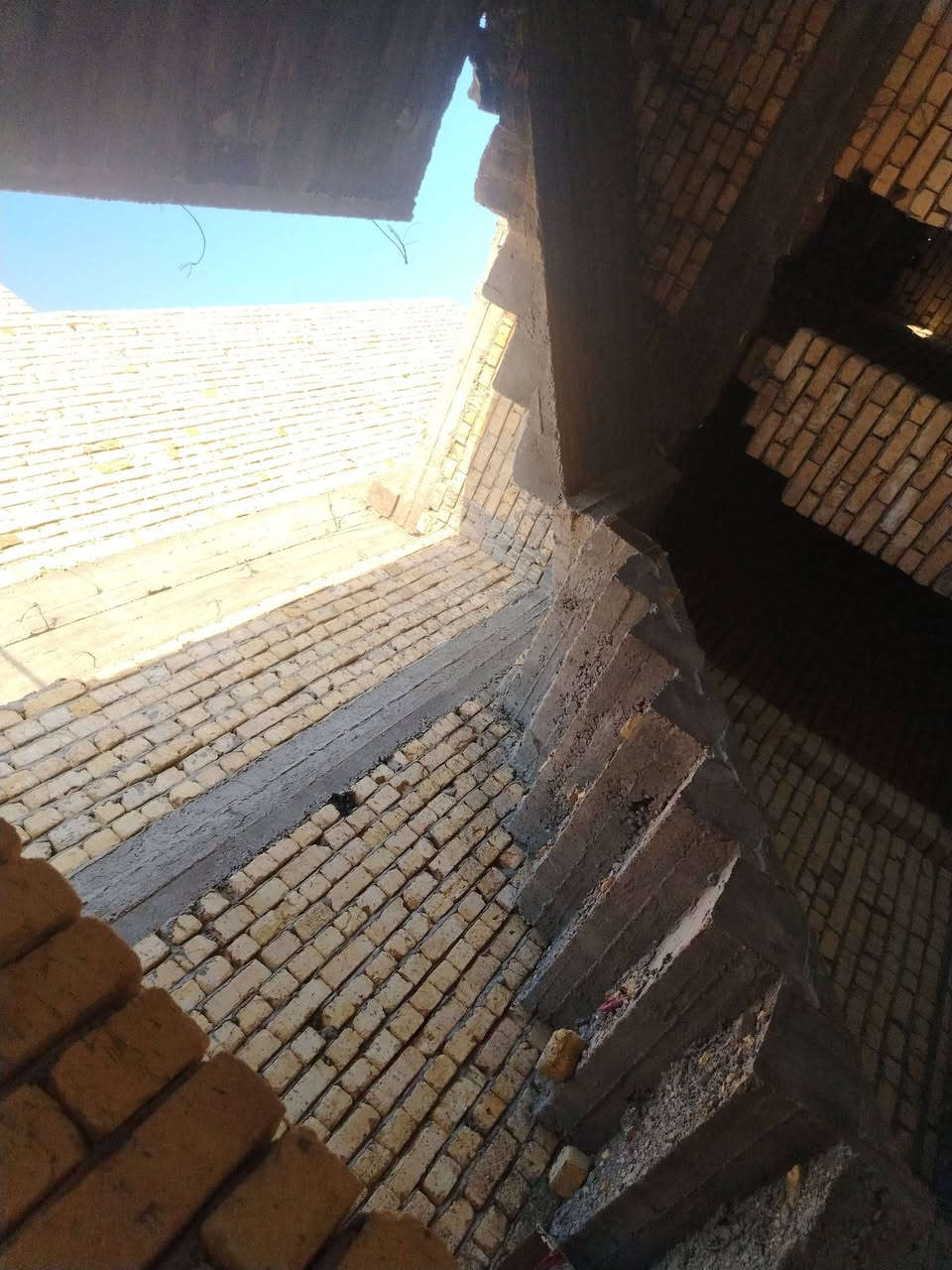 بيت للبيع جاهز من البنيان بس مجاري وكهربايات ميه وخمسين متر مابي اي قيناس الموقع حي نفط شارع البانزين خانه يم الدوح *********** وتساب  لنتن رباطات صب جديد صار شهر من كمل بنيان
