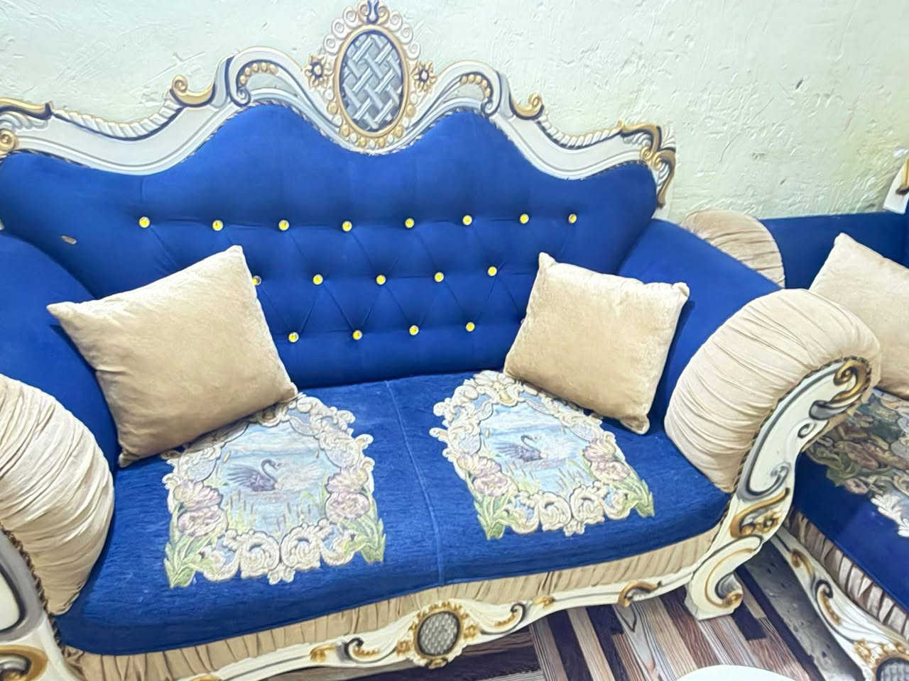 سلام عليكم هذا تخم ملكي جديد كـُلش
  3مقاعد و2 كراسي
ب550 وبي مجال قليل لان نظيف ولسفنج ضغط
***********
البصره حي العسكري
