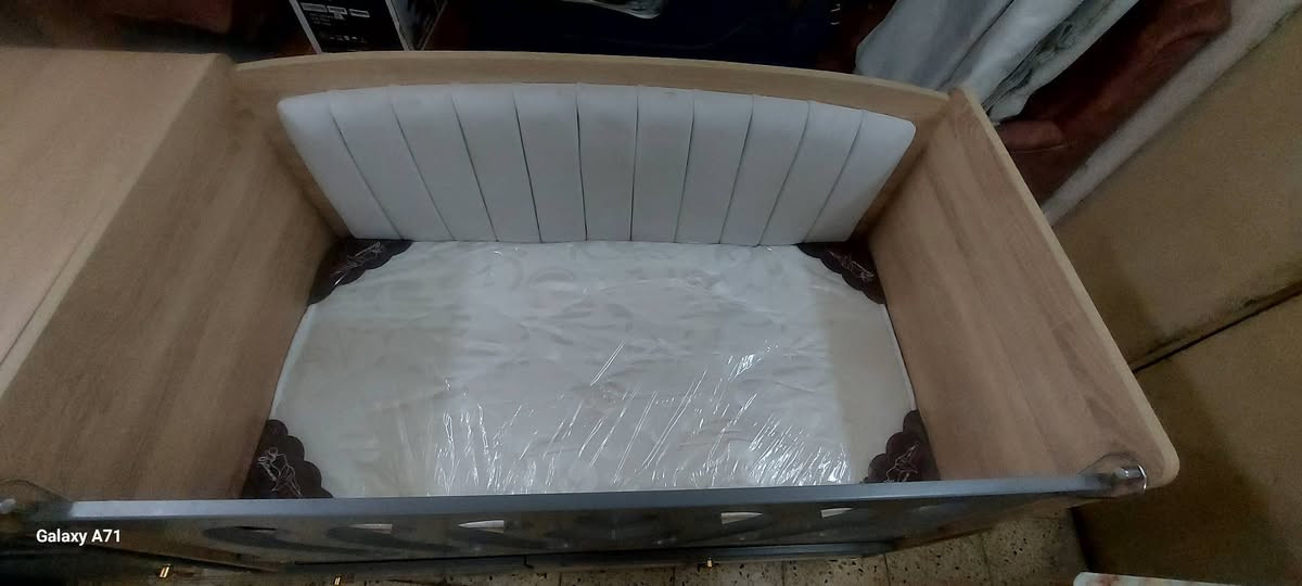 سرير هزاز اطفال ثقيل مستعمل شهر واحد يتكبر يصير سرير شبابي يحتوي مجرات كبار مع كوميدي مجر صغير وخانه كبيرة مع مندر اطفال بعده بنايلونه اخذته ب 350 اريده ب 250 بي مجال للشراي
بي ضرر متصلح كما موضح بالصور 
مكاني الطوبجي الاتصال على الرقم *********** بي واتساب
