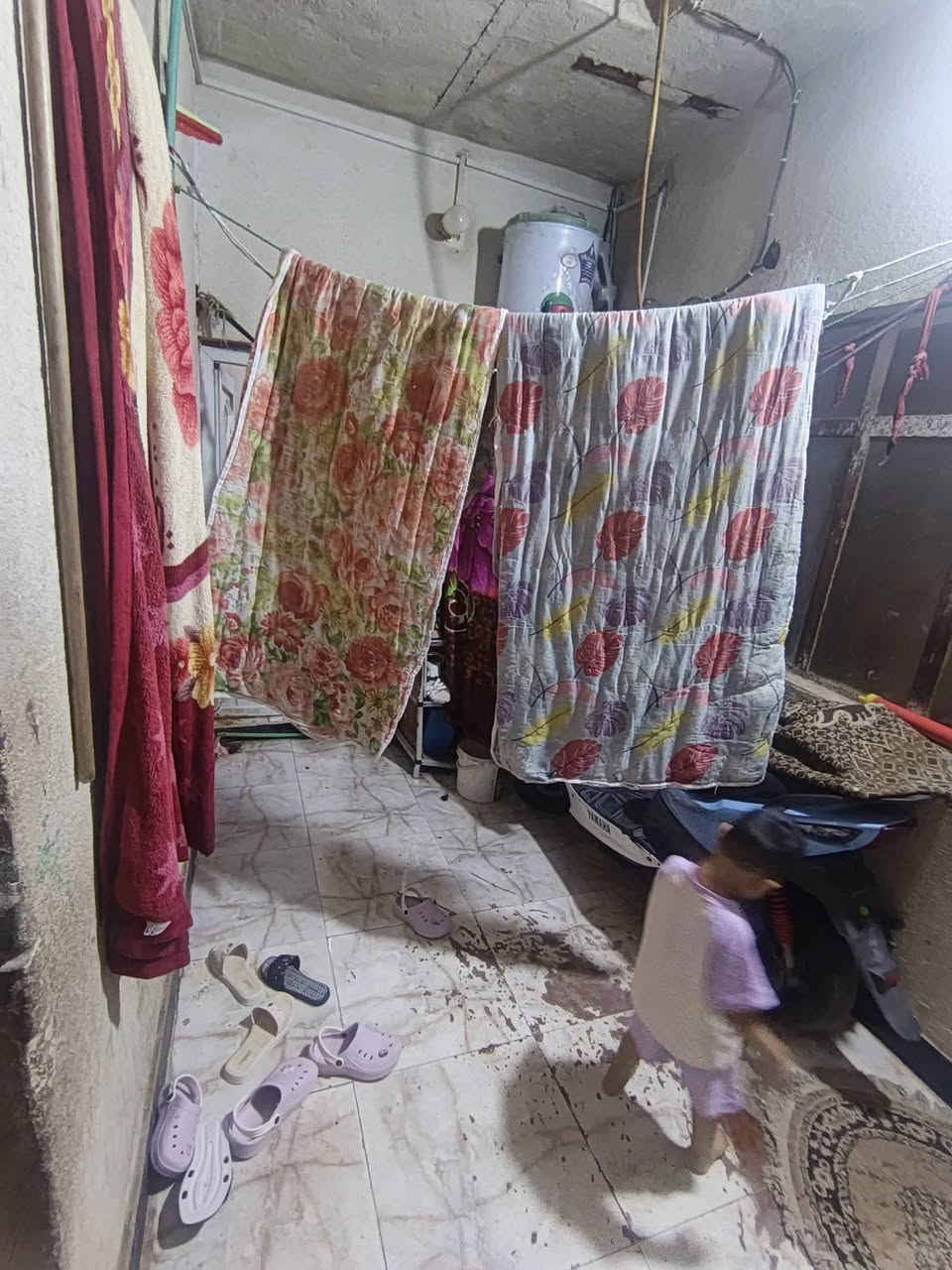 سلام عليكم بيت تجاوز في دور الصحه غرفه 6×4 +هول 4×3 +مطبخ 3×2 +حمام وتواليت اجلكم الله 2×2 +حوش صغير البيت عكاده معه سقوف ثانويه سراميك الارض معه تانكي ماء وكيزر السعر 15 وبيه مجال استفسار اتصل عله الرقم او مراسله ***********
