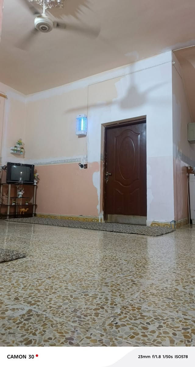 السلام عليكم،، مكلف بالنشر بيت للبيع العيثات مساحه 500متر بيت حديث يتكون البيت من استقبال وغرف نوم عدد 2زائد هول زائد هول مجمع ومطبخ زائدبيتونه وغرفه نوم طابق ثاني  ارضيه كاشي وسقف ثانوي المطبخ سيراميك السطح استايگر، مبايل ***********
