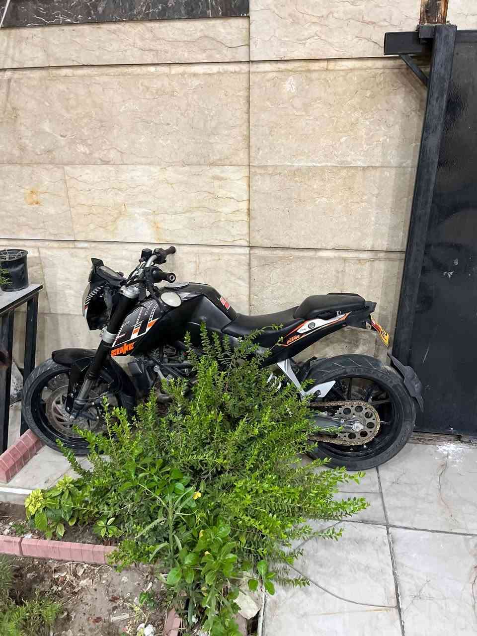 Ktm duke 200cc
يحتاجلها فقط عقل 
الدراجه للبيع لان راح اسافر
كامله كلشي مابيها بس عقل 
السعر: مليون وميه وبيها مجال
***********
