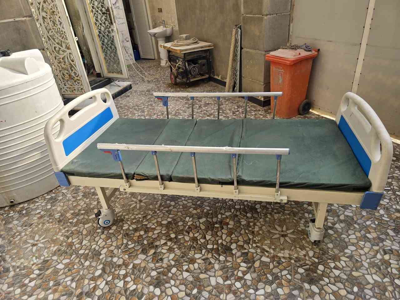 سرير طبي • ضهر وقدم • بحاله جديده