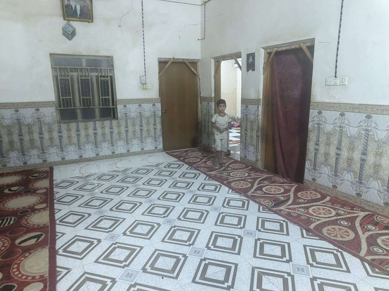 السلام عليكم يوجد بيت للبيع حواسم مشمول بالتطويب مساحة 200 متر يتكون من غرفتين وصاله ومطبخ وصحيات وديوانيه وساحه المكان قرب جامع أبو تراب السعر 24 وبيه مجال الاستفسار ***********

