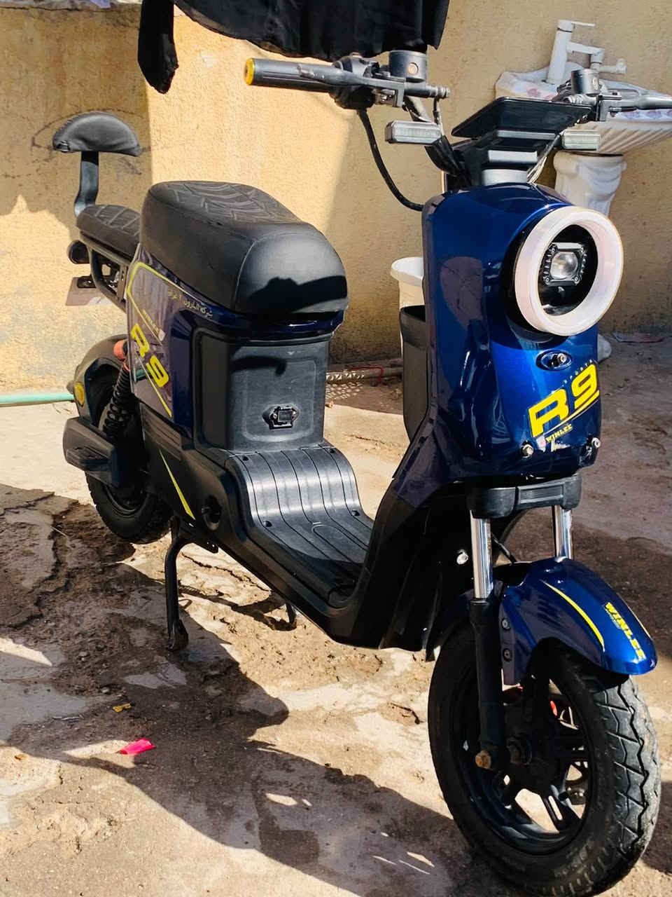 دراجه شحن R9 حلوه نضيفه وكلشي شغال بيها بطاريات حلوه نضيفات بعدهن جدد الاصليات الولي سعر مناسب 370 الف مكاني بصره شط العرب الجزيره
