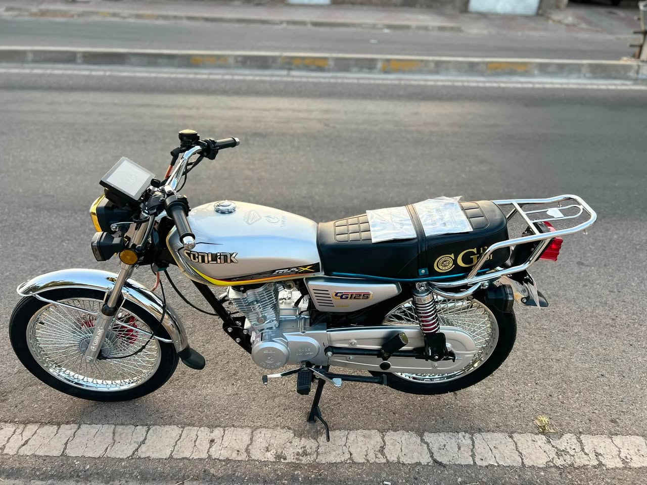 سونيك للبيع موديل 25 دراجه بعدها صفر ع وضع الشركه ماشيه 285 كيلو منفيس موجود سويجات
السعر 850 وبيها مجال بسيط مكاني كركوك 
رقم موبايل 📱 ***********
