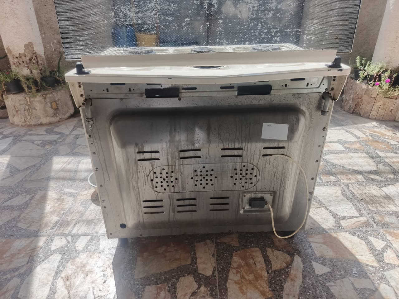 طباخ مستعمل شي قليل كامل مكمل كلة شغال من ناحيت لبنكات ول كهربائيات رايدة ب٣٥٠ وبي مجال ***********
