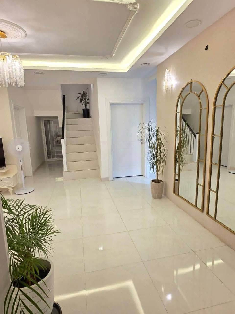 بيت طابق ونص للبيع اربيل 
مجمع الزيتون 200م
بيت بناء حديث 
ثلاثة غرف نوم 
استقبال 
وصالة ومطبخ 
وصحيات وكراج وحديقة شارع عرض 15م
السعر 9دفاتر و20ورقة ورقة وقابل للتفاوض للاستفسار واتساب 
***********
***********
***********
