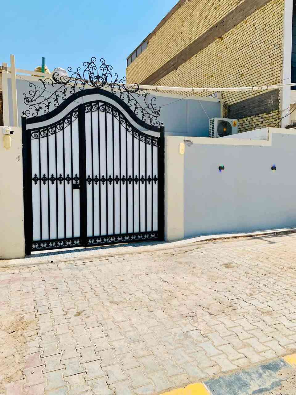 يا الله بيت للبيع 120م حي الانصار صب كونكريت طابقين 3غرف وصاله ومطبخ واستقبال وصحيات داخليه وخارجيه شارع 20م خلف المدارس للاستفسار الاتصال على الرقم ***********
