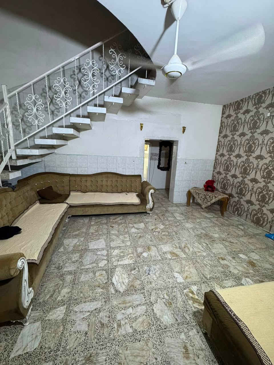 سلام عليكم
بيت للبيع طابو صرف بغداد البلديات منطقه الشريط 

مساحه البيت ٣٠٠ متر مربع 

واجه ١٢ نزال ٢٥ 

يتكون بيت من كراج يتسع ٢ سيارات 

حديقه جميله وكبيره حجم 

مطبخ كبير حجم يكتون من قسمين قسم الحار وقسم البارد تكون فيه جلسه 

استقبال على شكل ديوان مساحته كبيره 

صاله وصط بيت 

يحتوي بيت على ٥ غرف نوم و ٣ حمام

يحتوي بيت على منور خلفي   العرض ب ١.٥ متر يحيط داير بيت  البيت معزول عن جوارين 

بناء بيت حديث منضومه ماء جديده كهرباء جديده وكذال مجاري  يحتاج بيت بعض التعديلات الي يحب يشتري بيت ويعدل بي من ناحيه ترميم صبغ ارضيه الي يحب يتشري كارض ويبني من جديد بعد هوه الشخص الي يشتري براحته 

ملاحضه بيت قابل للتنصيف بس بشرط انو يشترونه ٢ سوه للنصفين 

الاستفسار عن سعر الاتصال على الارقام تاليه خاص غير متواجد على الانترنيت مع جزيل شكر 

‭***********‬

***********

— في ‏‏بغداد‏‏.
