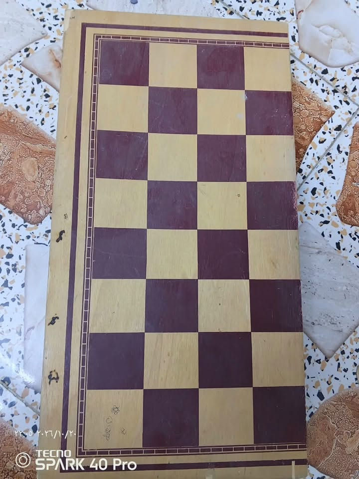 طاولة قديمة • القلعه