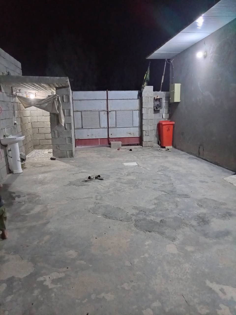 سلام عليكم حبايب گلبي بيت البيع مساحته 150متر نهايت شارع حكمت بل زعاله ماء كهرباء يمه مولد مشمول بل تطويب مسوي بي معامله بل بلديه سعر 26وبي مجال شي قليل هاتف ***********
