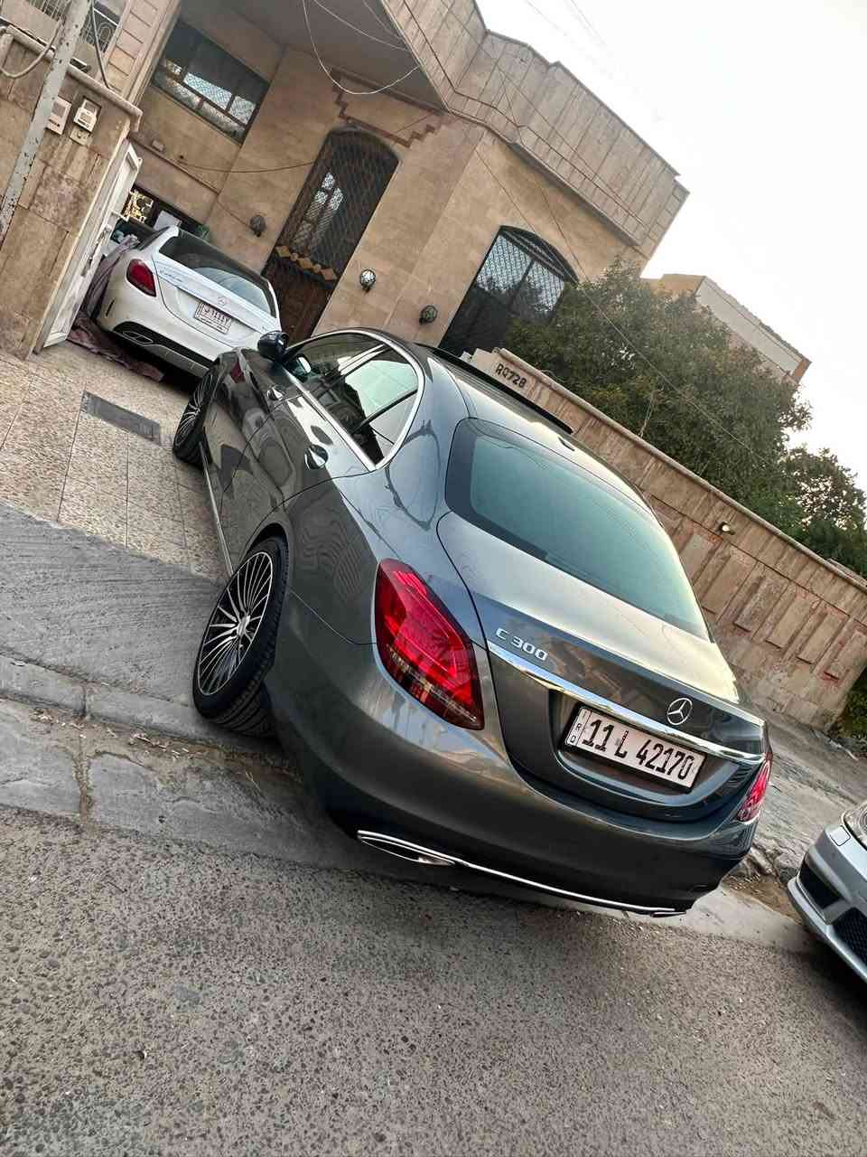 السلام عليكم … للبيع او مراوس مارسيدس c300 وارد امريكي موديل ٢٠١٩ اخت كلين حادثها لايت ايسر والدعامية راجعه نفسها فول مواصفات كشنات جلد كهرباء و تدفئة سلايد رادات امامي و خلفي و جانبي و نقطة عمياء و تحديد مسار شاشة جبيرة ماوس و صندوق كهرباء لايت LED ماشية87 الف مايل صار بيها ربع الجاملغ السكن صبغ فقط بدون دواخل السيارة جديدة و جاهز من كلشي السعر235 للاستفسار
***********
